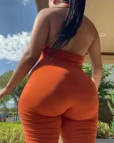 Mannnn that ain&rsquo;t no ass that&rsquo;s a whole MOTHERFUCKING PILLOW 🥴😩😍🤩🍑💎