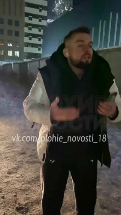 Сибиряк бросил мусорные пакеты у подъезда, вместо того, чтобы донести их до контейнера. Прохожие сделали замечание и началось... "У меня времени нет! Бабки крутятся, челядь (челик?), пойми!"