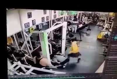woman tries to lift 400 lbs (180kgr)