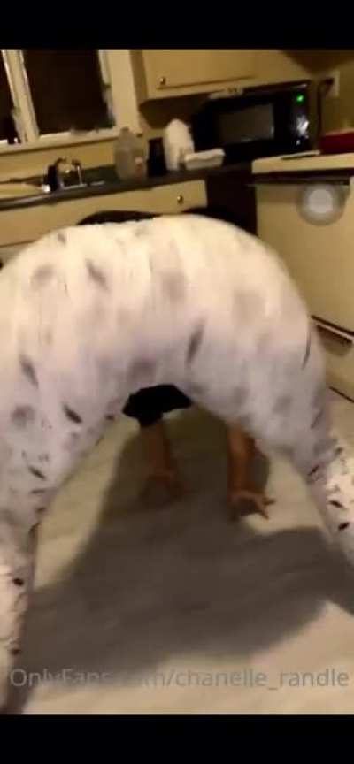 🍑 she can definitely shake that ass