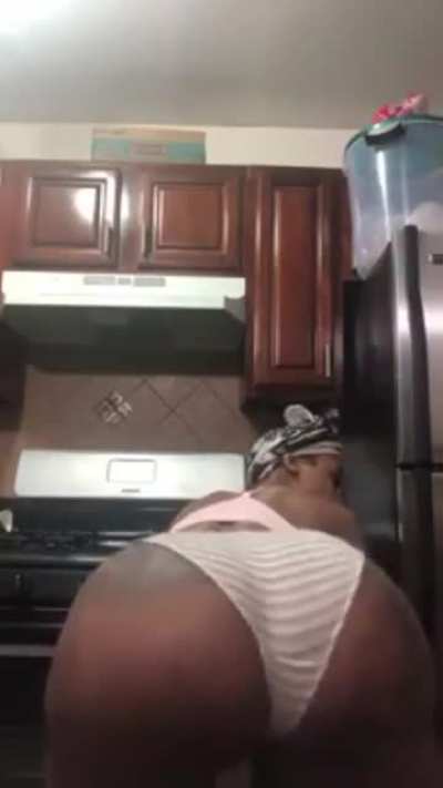 Her ass fat 😂💯