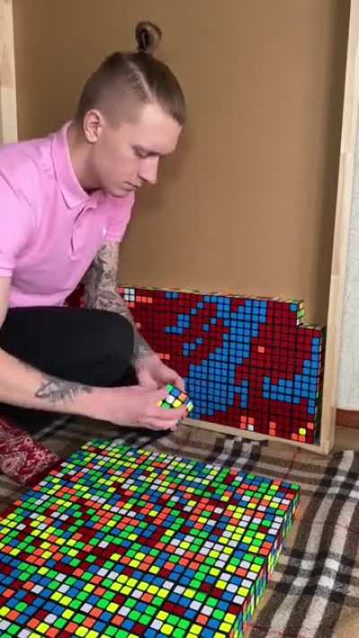 SPIDERMAN from 400 Rubik&rsquo;s cubes