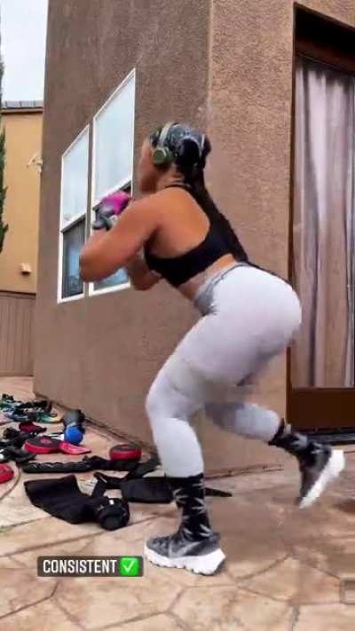 🏋🏽&zwj;♀️🐫🍯