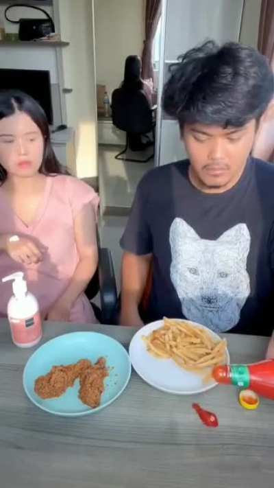 How to eat fries with ketchup