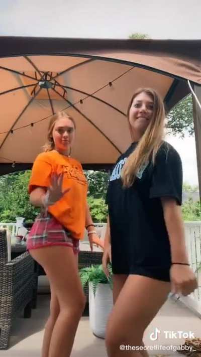 Peep Anna&acirc;s pink panties