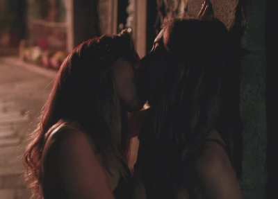 Alison Brie &amp;amp; Aubrey Plaza making out in 'Spin Me Round'