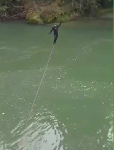 The technique this Slackliner uses to recover from losing balance