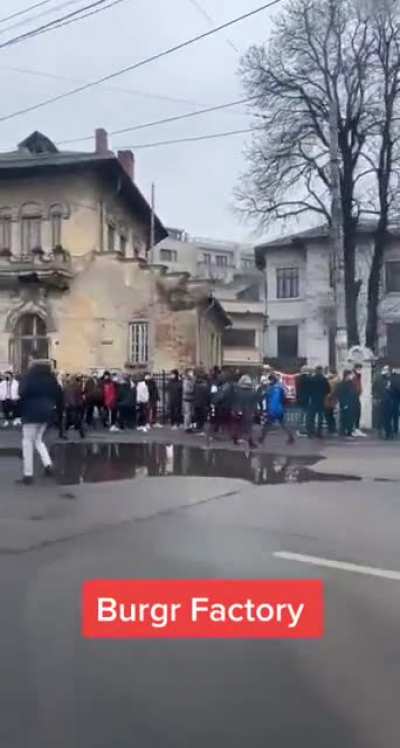 Rrodditori la coada la burgeri moka