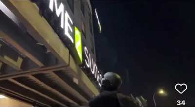Anti-ICE protester smashes hotel sign where agents reportedly stay in in Minneapolis