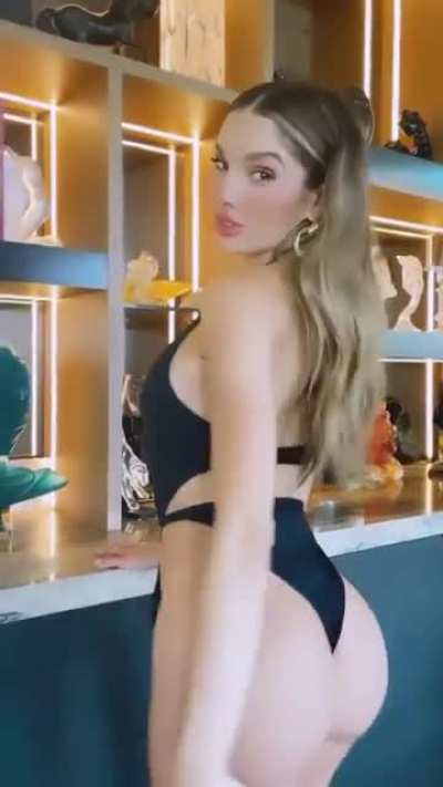 Lyna Perez (@lynaritaa)