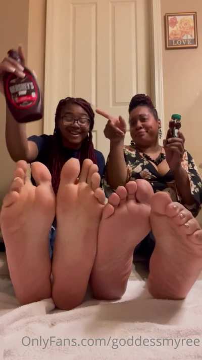Mom and Daughter tease you with their soles😮&zwj;💨🩷