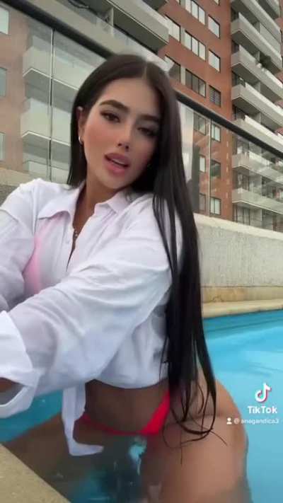 wanna join me in the pool💦💦💦