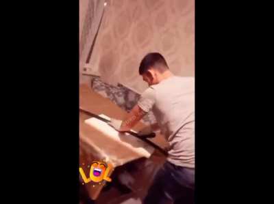 Тюменские цыгане срезали пару сотен метров медного кабеля и на несколько часов оставили жилой квартал без света. Затем потомки Будулая выковыривали дома цветной метал из оплетки и все это записывали на видео и сливали сразу в ТикТок! Местные опера аж чаем