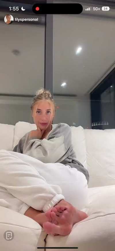 (Lilyspersonal) Pretty blonde w/ pretty toes.