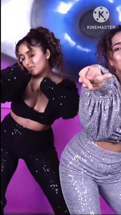 Surabhi Samriddhi Mehra (Chinki Minki) - Dress ka kapda kam pad gaya lagta hey ek ke liye