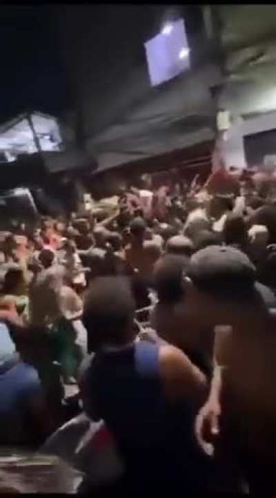 Distribuição de peixes termina em confusão na favela do Jacaré.