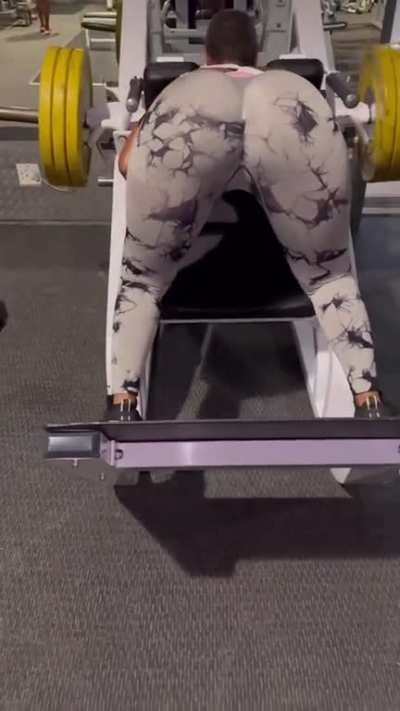 🏋🏽&zwj;♀️