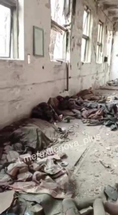 Russian soldiers explain their situation surrounded by corpses