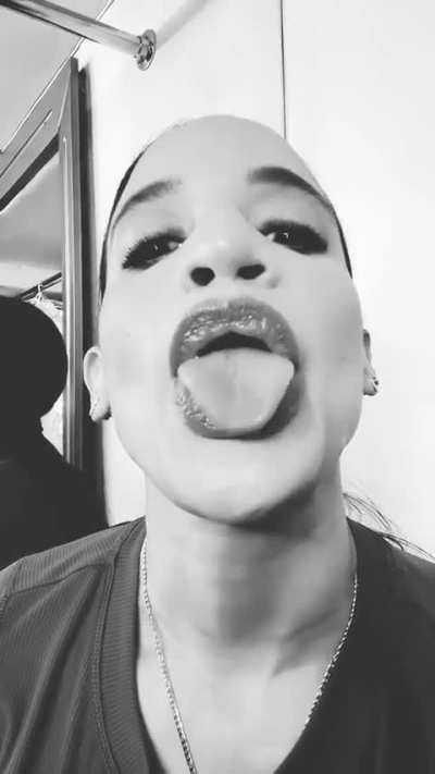 👅 