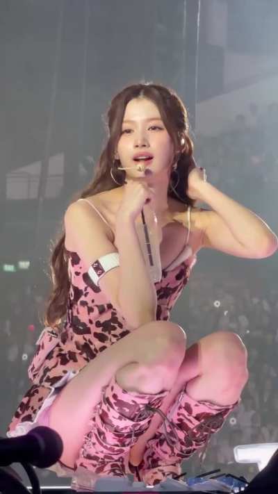 251012 Sana so pretty drinking water