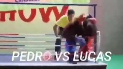Pedro Vs. Lucas Fa&ccedil;am suas apostas | Macacos Lutando ao sok de LinkIn Park