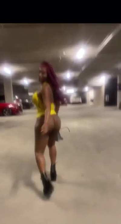 darkskin thot 🍫🔥 she fucks a new nigga every week 🤣🤦🏾&zwj;♂️ hmu for her dropbox 📲