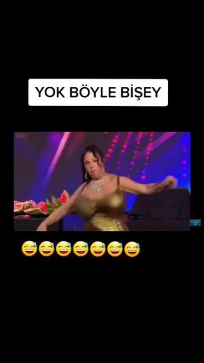 Abla malı masaya koyar etraf fel&ccedil;