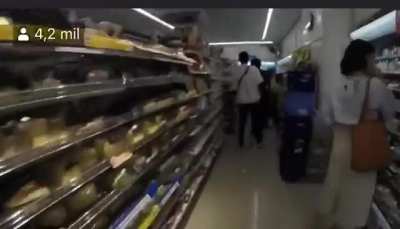 Alguém sabe se esse maluco faz live mesmo? Ou isso aqui é pique aqueles comercial loucão?