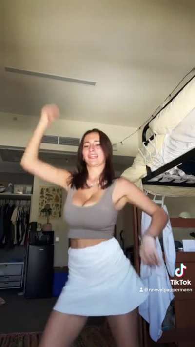 @nnevelpappermann her tits are uncontainable