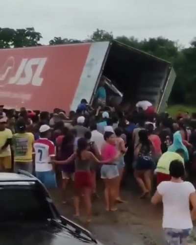 Da s&eacute;rie o BR n&atilde;o tem a m&iacute;nima chance de dar certo. A carreta estava inteira, n&atilde;o estava danificada, foi apenas uma sa&iacute;da de pista. O bau estava intacto. Era caso de apenas um reboque para tirar dali e seguir a viagem. Porem o pessoal nem quis saber. Foda