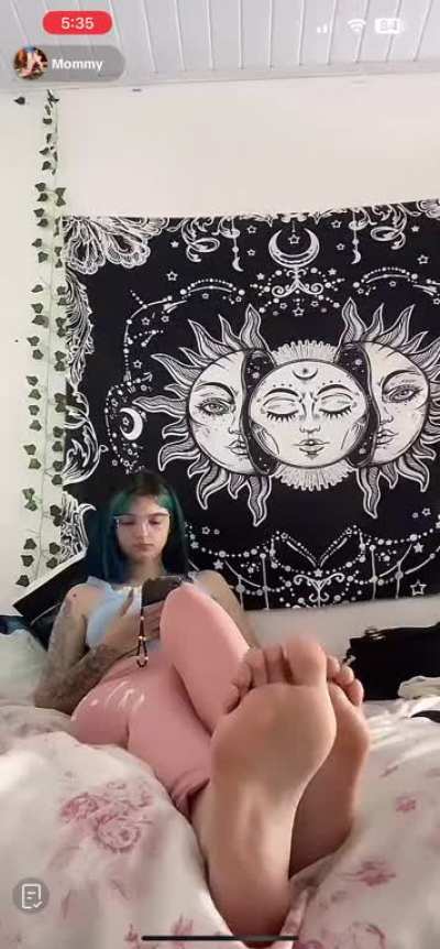 Mommy&rsquo;s feet live