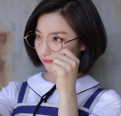 Saerom trying on some glasses