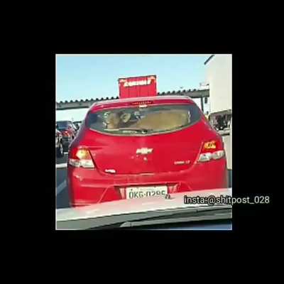 olha pro carro azul