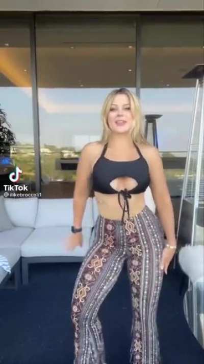 Blondie with a booty
