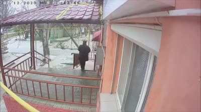 Să ciordești p&acirc;nă și preșu de la ușă, asta &icirc;nseamnă să fi cioară adevărată.