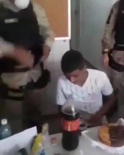 Parab&eacute;ns pra ele gente.