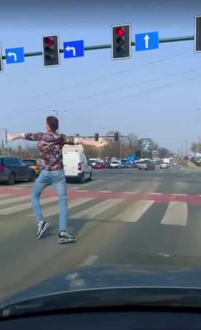 This man&rsquo;s way of passing time at the red light