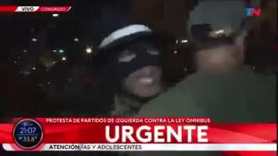 El Zorro discutiendo con Bregman