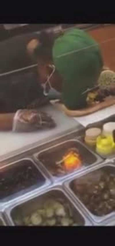 Cuando le pides el chanwis con todo y el vato se echa tambi&eacute;n.