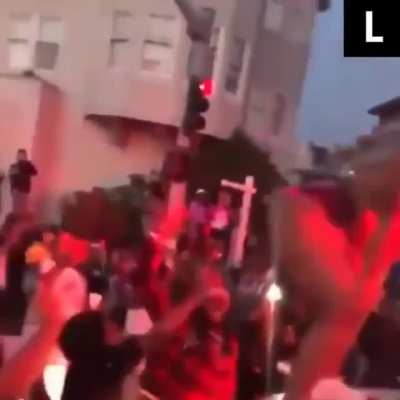Толпа людей в Окленде остановили машину скорой и станцевали на ней тверк. Мужчина, к которому ехали медики, погиб.