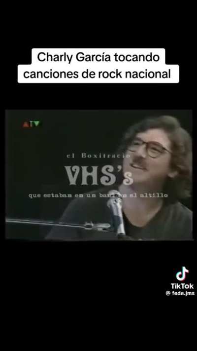 Charly tocando clásicos de otros grandes de la música argentina