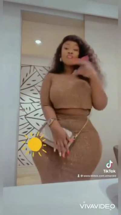 Indeed, she had big shapes😁😁😁