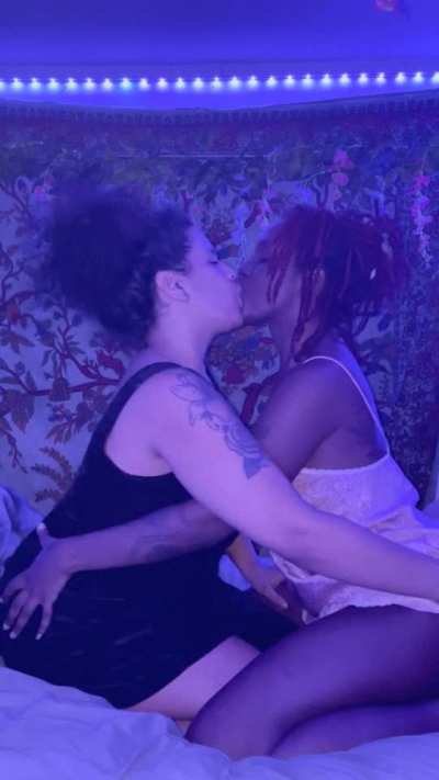 Naughty friends! Cum see where this makeout leads on OnlyFans rn&hellip;hint: one of us ends up with a mess on her face 😜😜 link in bio! No PPVs!!