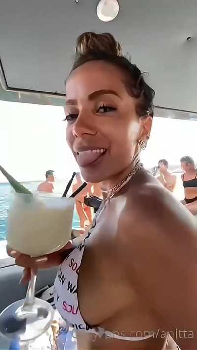 Um dos melhores v&iacute;deos da Anitta