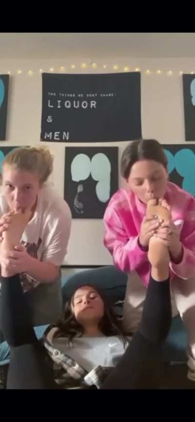 The girl in the middle &amp;gt;&amp;gt;
