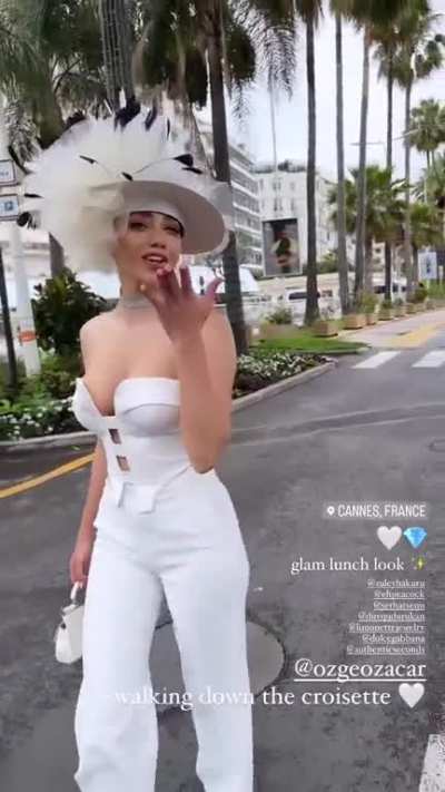 &Ouml;zge &Ouml;zacar
