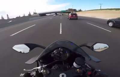 Motorcycle wobbles and nearly crashes. Don&rsquo;t speed on the highway and drive with both hands, por favor.