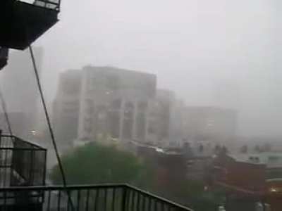 As sirenes que avisam a popula&ccedil;&atilde;o de Chicago a chegada de um tornado me assustam mais que a chegada do tornado, essa &eacute; a ideia?