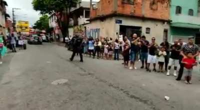 Ativista: Ain! A pol&iacute;cia oprime a periferia! O baile funk &eacute; uma express&atilde;o cultural! A periferia quando a tropa de choque acaba com baile funk:...