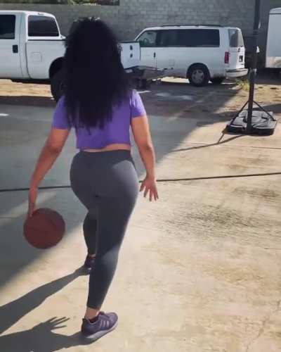 Love & Basketball 🍯🐫🥩🏀